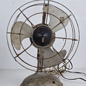 Antiguo Ventilador de Mesa Metálico - imagen 2