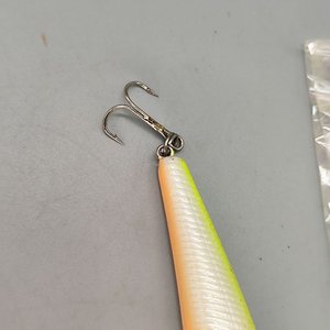 Lote de 3 Señuelos de Pesca Tipo Minnow con Babero y Anzuelos - imagen 9