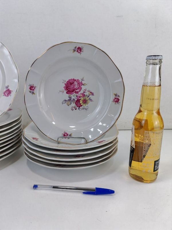 Platos de porcelana con diseño floral - imagen 4