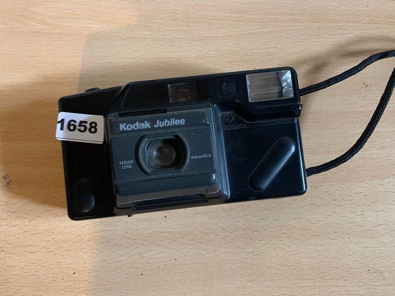 Lote siguiente: Cámara de rollo Kodak Jubilee con flash