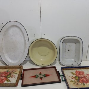 Lote siguiente: Lote de 6 piezas: 3 fuentes y recipientes esmaltados y 3 bandejas decorativas