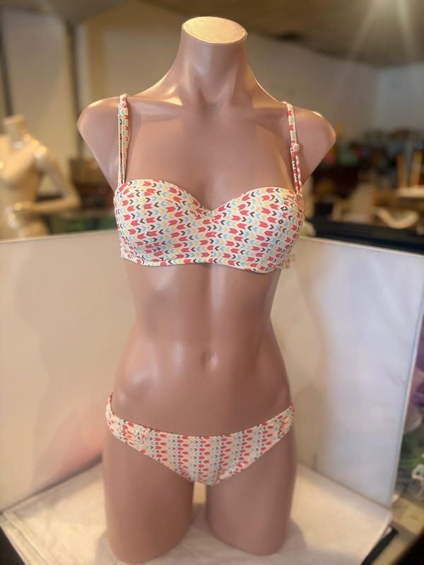 Lote siguiente: Ropa de baño y vestidos para mujer