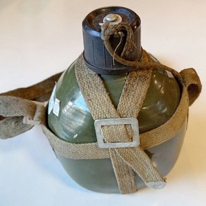 Cantimplora Militar Metálica Guerra Fría con Arnés y Tapa China - imagen 1