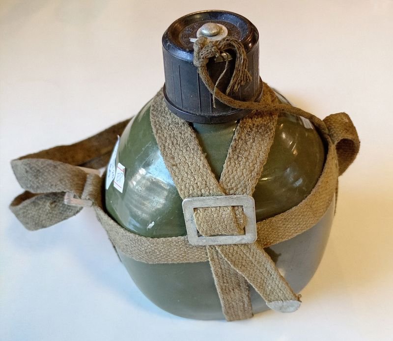 Cantimplora Militar Metálica Guerra Fría con Arnés y Tapa China
