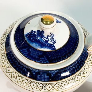 Juego de vajilla de losa blanca y azul con paisaje chinoiserie - imagen 4