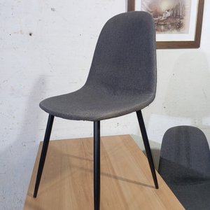 Juego de Comedor: Mesa de Madera Clara con Patas de Metal y 2 Sillas Grises - imagen 6