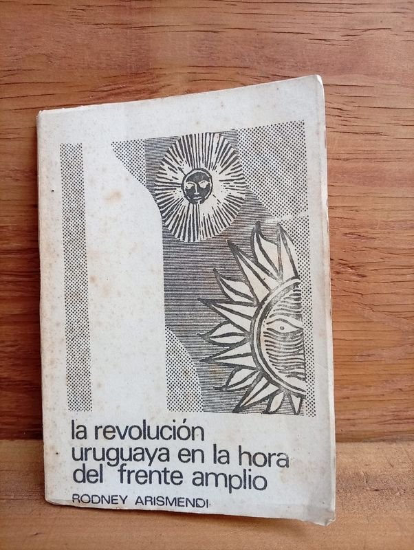 Libro "La Revolución Uruguaya en la Hora del Frente Amplio" de Rodney Arismendi (1971)