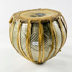Lote anterior: Tambor de Metal Labrado con Tiras de Cuero - 27 cm