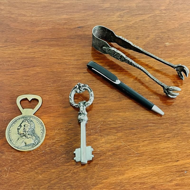 Lote de 2 Destapadores Coleccionables y Pinza de Platina Antigua