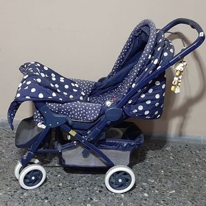 Cochecito de Bebé Azul con Estampado de Dálmatas y Silla para Auto a Juego - imagen 2