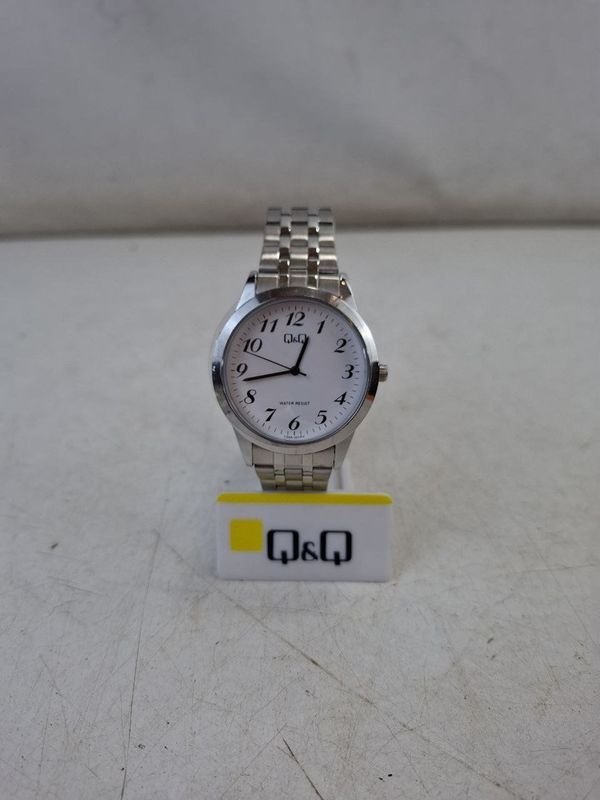 Reloj Pulsera Q&Q Blanco con Números Arábigos Plateados