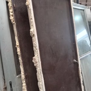 Lote siguiente: Dos Puertas de Interior de Madera Marrón con Detalles