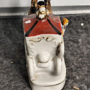 Adorno de Porcelana "Carreta con Caballos" Made in Japan - imagen 2