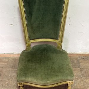 Silla Clásica de Madera con Tapizado Verde y Detalles Dorados - imagen 7