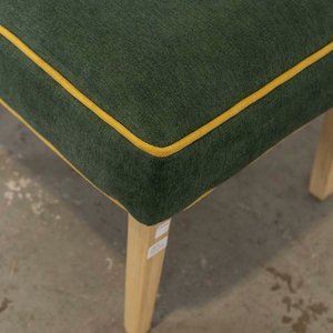 Banqueta Baja Tapizada en Tela Verde con Ribete Amarillo - imagen 2