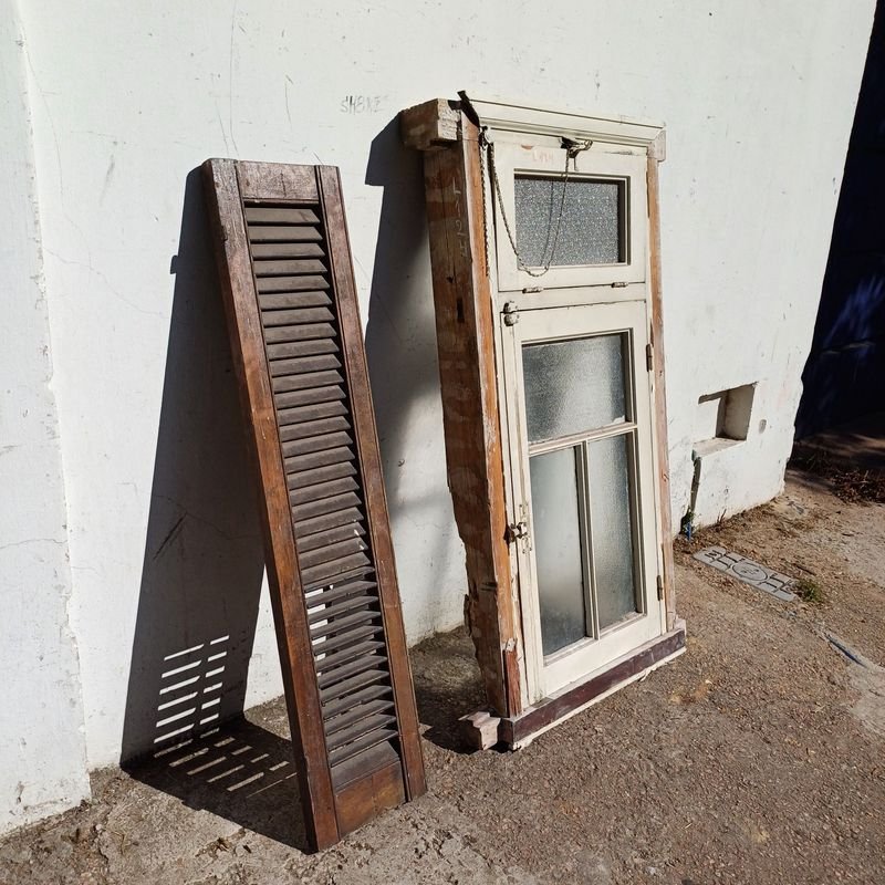 Ventana antigua de madera con marco de pinotea y banderola en cedro - imagen 3
