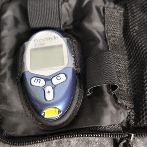 Dos Glucómetros Digitales con Estuches y Lancetero - imagen 4