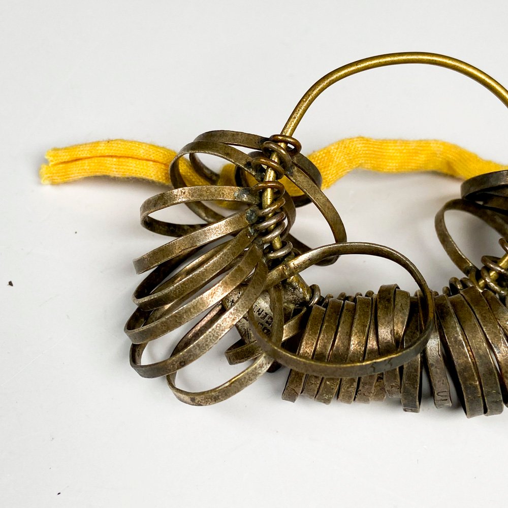 Anillera de metal con cadena y anillos - imagen 2