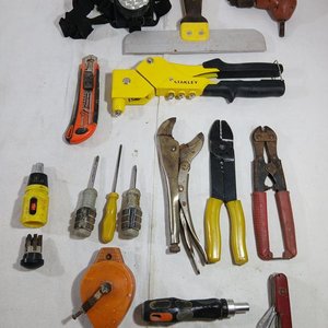 Lote anterior: Lote de 15 Herramientas Varias Usadas: Destornilladores, Pinzas, Trincheta y Más