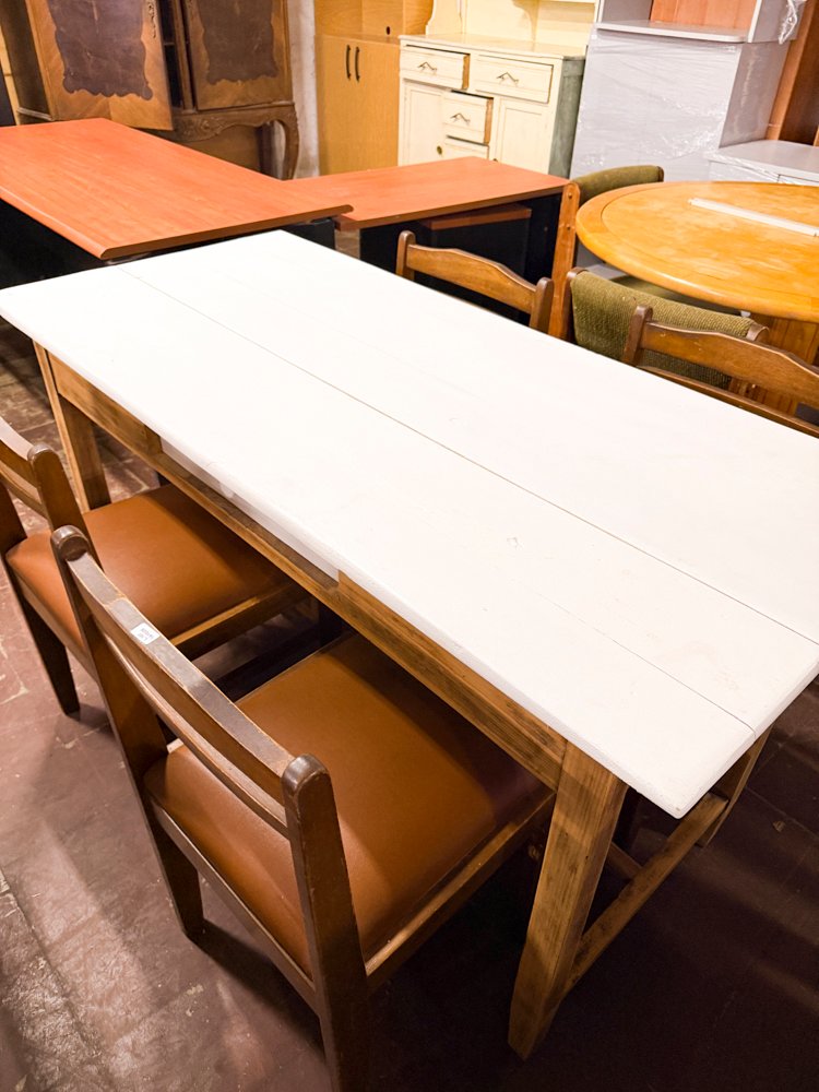 Mesa de Comedor Blanca Estilo Rústico con Sillas