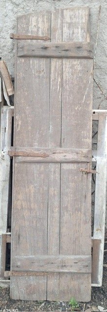 Lote siguiente: Puerta antigua con cerradura de metal