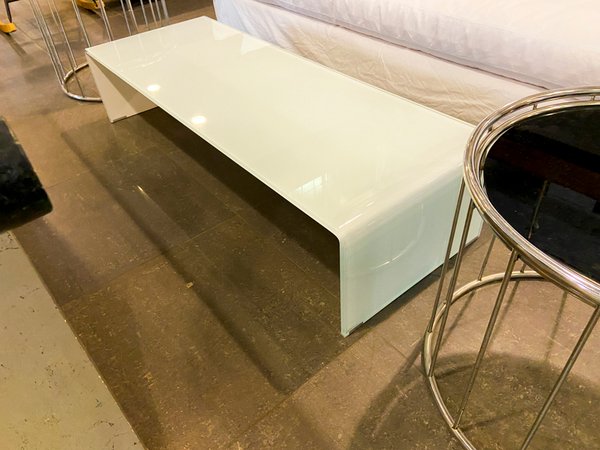 Mesa de centro moderna de vidrio curvo blanco