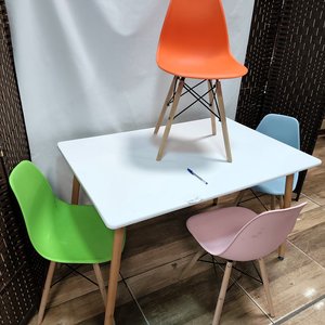 Juego de Comedor Eames Rectangular Laqueado con 4 Sillas Patas de Madera - imagen 5