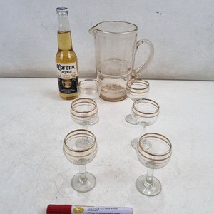 Set de Jarra y 6 Copas de Vidrio con Bandas Doradas - imagen 2