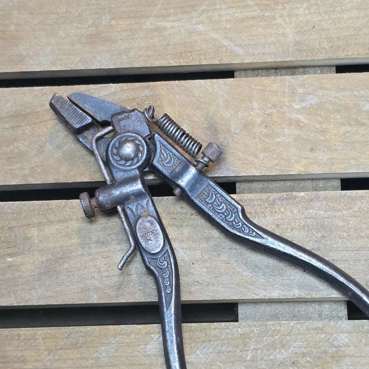 Tijeras de mano vintage con ajuste y diseño en relieve - imagen 1