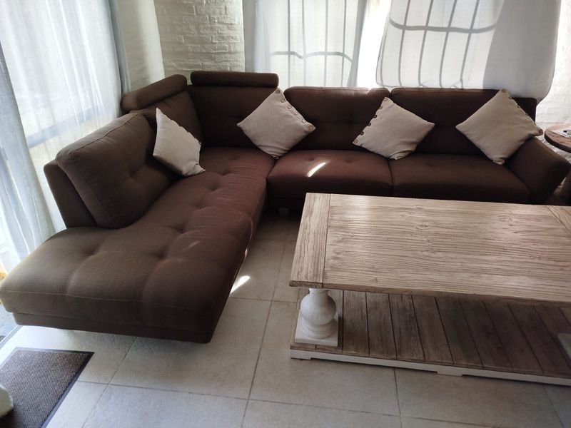 Sillon 3 cuerpos de cuero con mesa y almohadones - imagen 2