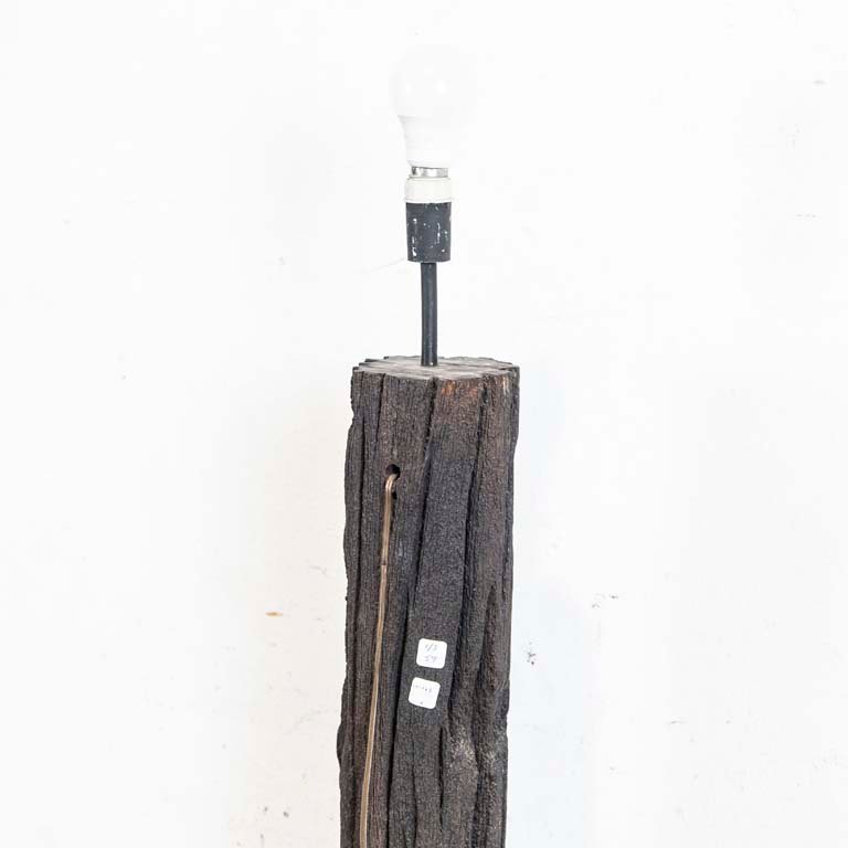 Lámpara de pie en madera rústica - imagen 3