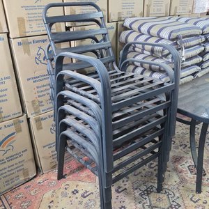 Juego de Jardín: Mesa Rectangular con Tapa de Vidrio y Sillas Apilables con Almohadones Rayados - imagen 2