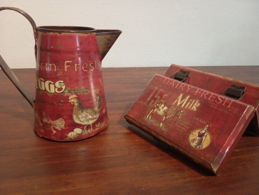 Dos piezas vintage: Jarrita metálica y alhajero - imagen 5