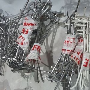 Caja con Ganchos para Panel Ranurado y Exhibidor de Celulares - imagen 2