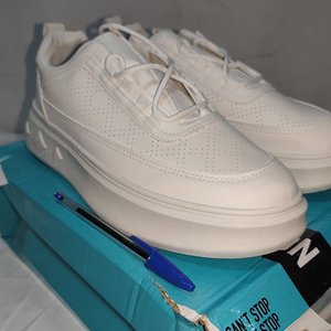 Zapatillas Deportivas Blancas de Eco Cuero, Talle 42 (41 UY) - imagen 2
