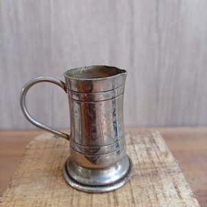 Lote siguiente: Medida de Whisky Antigua de Metal Plateado