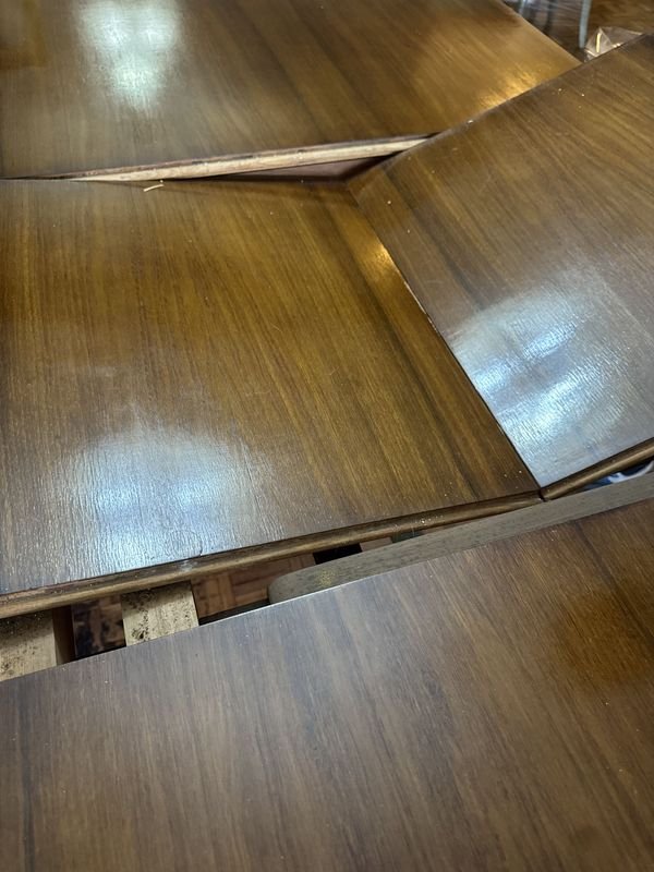 Excepcional juego de comedor estilo Francés con mesa extendible y 6 sillas tapizadas en Brocato - imagen 14