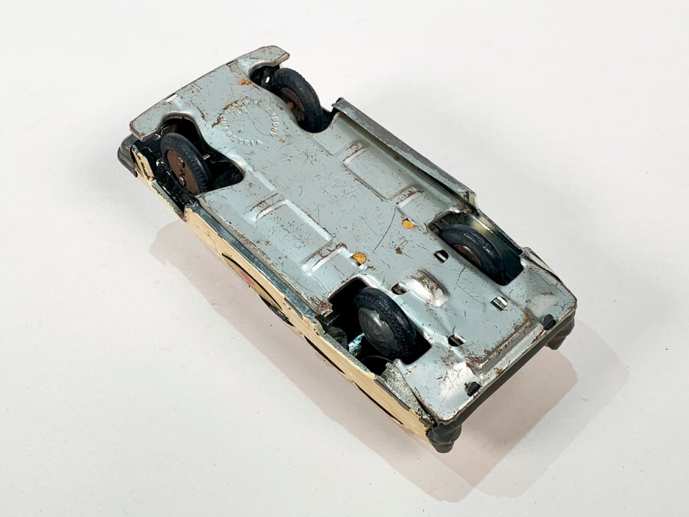 Ambulancia de chapa con detalles - imagen 4