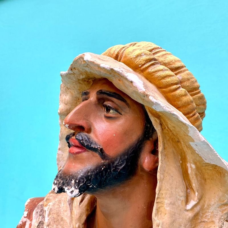 Figura busto de Jeque o Personaje del Medio Oriente en tiza pintada a mano - imagen 2