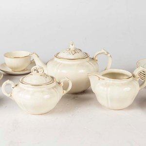 21 Piezas de loza Villeroy and Boch, color crema, borde dorado. Piezas craqueladas, un plato con cascadura Medidas: 14 cm - imagen 3
