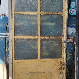 Lote siguiente: Puerta hierro con marco 