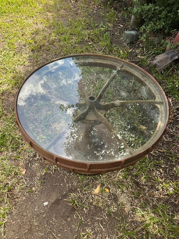 Mesa de jardín de hierro y madera con rueda de carro y tapa de vidrio - imagen 5
