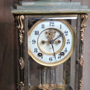 Reloj de Sobremesa de Bronce, Ónix y Cristales Biselados con Péndulo de Mercurio - imagen 2