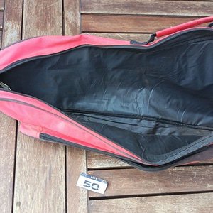 Dos fundas para raquetas de tenis Babolat y Wilson con cierres y correas,  con detalles de uso - imagen 4