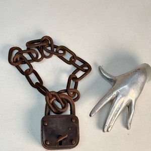 Lote siguiente: Antiguo Candado de Hierro con Cadena y Llave