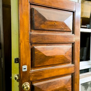 Hoja de Puerta de Madera Oscura con Diseño de Paneles - imagen 3