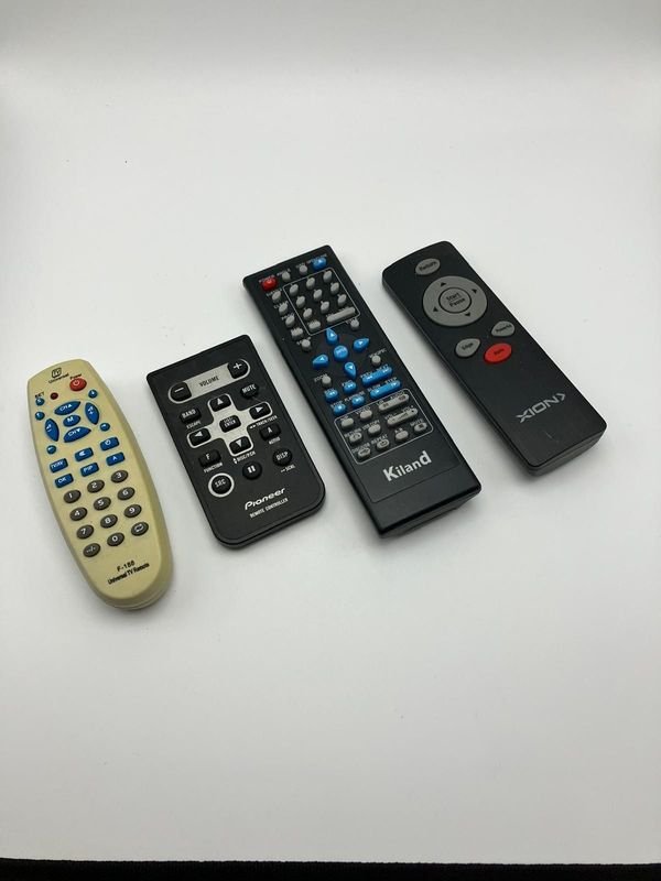 Lote de Cuatro Controles Remotos Universales y de Marca