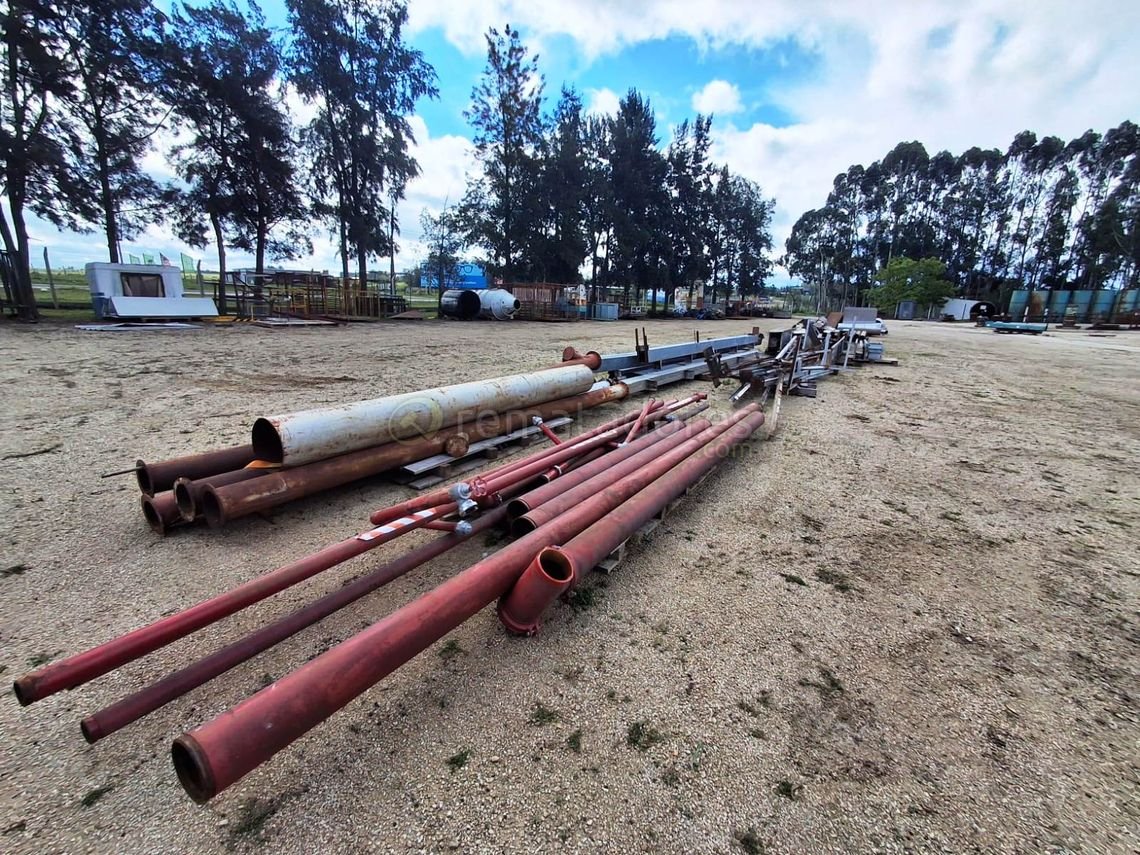 Lote de Tubos Metálicos Rojos y Plateados para Construcción