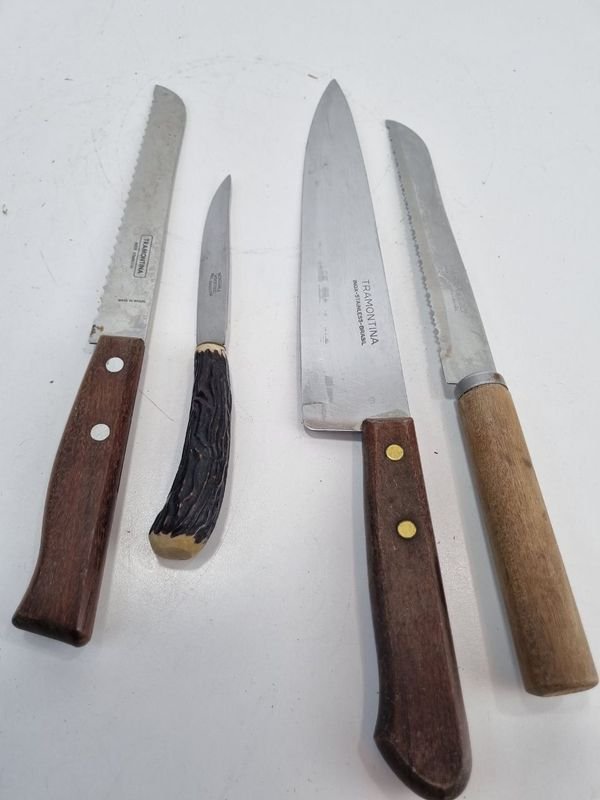 Lote anterior: Cuchillos de cocina con inscripciones y materiales variados