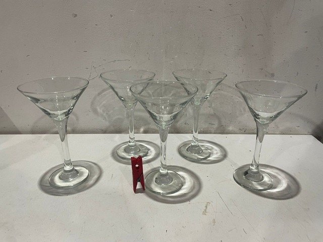 Lote siguiente: Cinco Copas de Vidrio